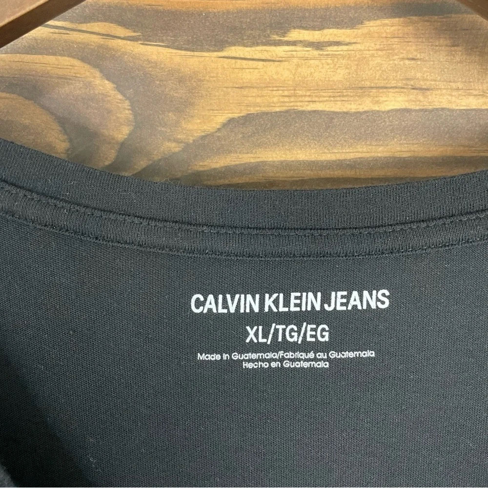 Calvin Klein Jeans | Shiny Graphic Logo‎ Short Sleeve V-Neckline Vneck Tee - Picture 6 of 7